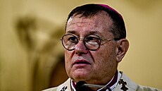 Arcibiskup Paolo Pezzi slou�í �t�drove�erní m�i v katolické katedrále...