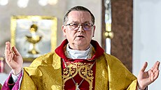 Biskup Nikolaj Dubinin slou�í �t�drove�erní m�i v katolickém kostele svatého...