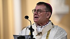 Arcibiskup Paolo Pezzi slou�í velikono�ní m�i v katolické katedrále...