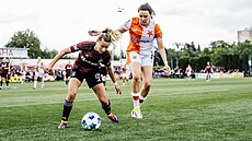 Kvalitní trávník v Horních M�cholupech a na n�m �enské derby pra�ských S....