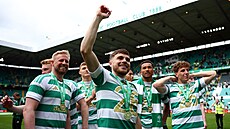Fotbalisté Celticu s medailemi pro skotského mistra.