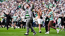 Fanou�ci Celticu na trávníku p�i oslavách skotského titulu.