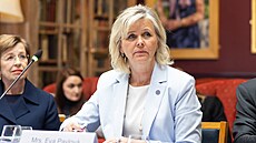 První dáma Eva Pavlová se zú�astnila setkání iniciativy zalo�ené man�elkou...