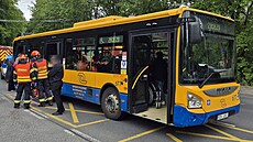 Sedm zran�ných senior� si vy�ádala srá�ka autobusu s autem ve Zlín�, záchraná�i...
