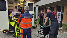 Sedm zran�ných senior� si vy�ádala srá�ka autobusu s autem ve Zlín�, záchraná�i...