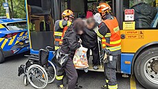 Sedm zran�ných senior� si vy�ádala srá�ka autobusu s autem ve Zlín�, záchraná�i...