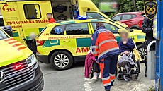 Sedm zran�ných senior� si vy�ádala srá�ka autobusu s autem ve Zlín�, záchraná�i...