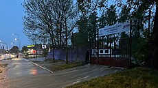 Proud vody tekl od Horního rybníka, p�es volejbalové kurty a poté Smetanovou...