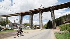 Nov� vznikající silni�ní most v Brtnici, pod kterým vede silnice sm�rem na...