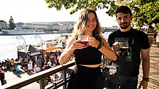 Momentka z lo�ského festivalu Pivo na Náplavce