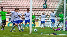 Prost�jovský Zapletal vykopává mí� z brankové �áry v utkání s P�íbramí.