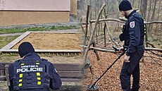 M�stská policie v �umperku kontroluje d�tská h�i�t� detektory kov�.