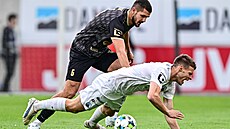 Filip �ihák z Hradce Králové (vlevo) posílá k zemi libereckého Ma�ka.