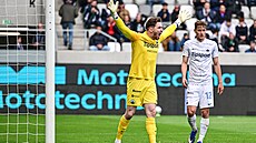 Liberecký gólman Ivan Kraj�írik diriguje spoluhrá�e.