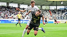 Daniel Truba� z Hradce Králové padá po souboji s libereckým Stránským.