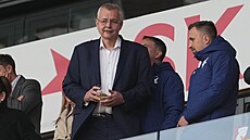 P�edseda Slavie Jaroslav Tvrdík krátce p�ed zápasem s Jabloncem.