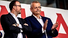 Jaroslav Tvrdík tleská gólové akci slávist�.