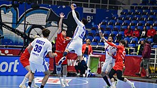 Francouz Remili st�ílí p�es �eský blok.