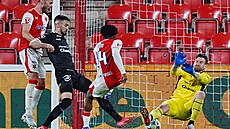 Slávista Isife p�ekonává jabloneckého gólmana Hanu�e.