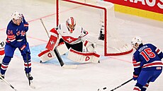 Tommy Novak z USA zakon�uje na �výcarského gólmana Genoniho.