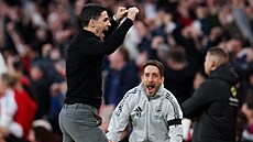 Trenér Arsenalu Mikel Arteta se raduje z branky proti Burnely.