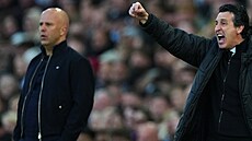 Trenér Aston Villy Unai Emery (vpravo) horliv� udílí pokyny svým sv��enc�m v...
