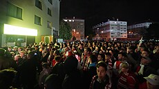 Slávisti�tí fanou�ci zaplnili prostranství p�ed Edenem.