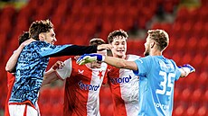 Hrá�i Slavie b�í za branká�em Markovi�em po výh�e nad Jabloncem.