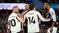 Mac Allister a Chiesa z Liverpoolu diskutují se soupe�i z Aston Villy.