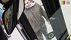 Policie pátrá po mu�i, který nestihl nastoupit do autobusu a pak rozbil...