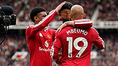 Fotbalisté Manchesteru United se radují z gólu Matheuse Cunhy.