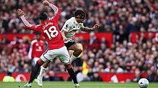 Morgan Gibbs-White z Nottinghamu se sna�í projít okolo Casemira z Manchesteru...