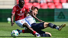 Pardubický úto�ník Abdullahi Tanko (vlevo) a Jevhenij Skyba z Karviné