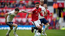 Zálo�ník Bruno Fernandes z Manchesteru United s mí�em v utkání proti Nottinghamu