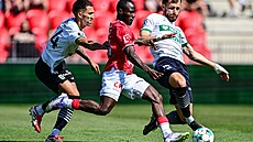 Pardubický úto�ník Abdullahi Tanko s mí�em mezi karvinskými Jevhenijem Skybou...