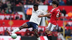 Obránce Lisandro Martínez z Manchesteru United (vpravo) a Taiwo Awoniyi z...