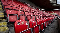 Prázdné tribuny na slávistickém stadionu v Edenu