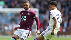 Obránce Kyle Walker z Burnley (vlevo) a Morgan Rogers z Aston Villy