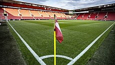 Prázdné tribuny na slávistickém stadionu v Edenu