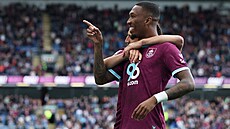 K�ídelník Jaidon Anthony z Burnley se raduje z gólu.
