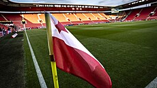Prázdné tribuny na slávistickém stadionu v Edenu