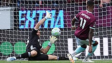 K�ídelník Jaidon Anthony z Burnley p�ekonává Emiliana Martíneze v brán� Aston...