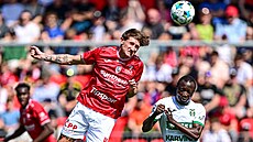 Pardubický zálo�ník Tobias Boledovi� odvrací mí� p�ed Ousmanem Condém z Karviné.