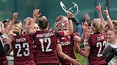 Fotbalistky Sparty slaví zisk mistrovského titulu.