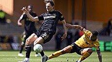 Joao Gomes z Wolverhamptonu se sna�í zastavit Sandera Bergeho z Fulhamu.