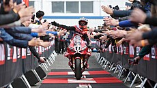 Nicolo Bulega slaví vít�zství v MS superbik� v Most�.