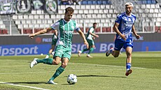 Obránce Luká� H�lka z Bohemians s mí�em p�ed olomouckým Louisem Lurvinkem
