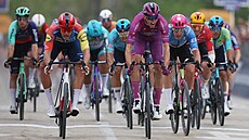 Francouzský cyklista Paul Magnier vít�zí v hromadném dojezdu t�etí etapy Gira.
