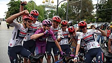 Francouzský cyklista Paul Magnier slaví s týmovými kolegy z Quick Stepu...