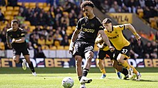 Antonee Robinson z Fulhamu st�ílí gól z pokutového kopu p�ed Ladislavem Krej�ím...